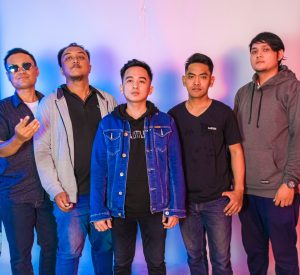 https://shockssrecord.com/devandaru-grup-musik-pop-alternatif-asal-surabaya-resmi-melepas-single-lukisan-hati/