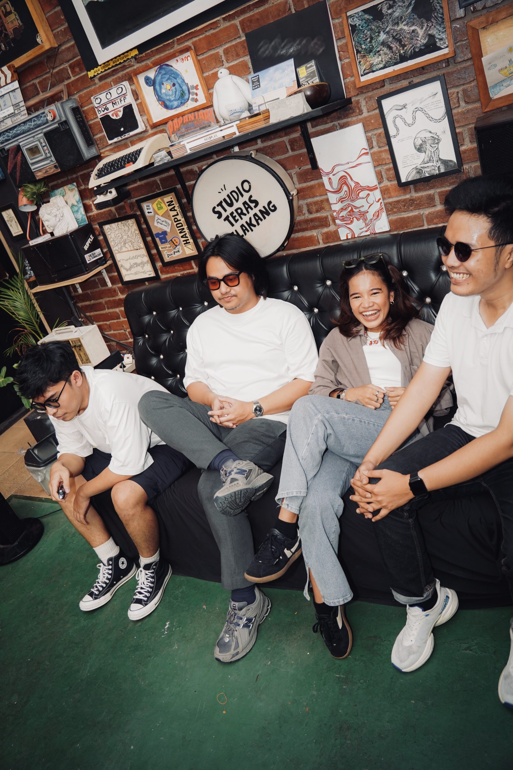 saturdeez-ajak-kita-menenangkan-langkah-lewat-take-it-slow-gandeng-vvhitesilk-di-single-teranyar