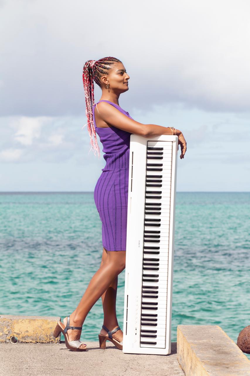 caroline-a-rivas-rilis-je-decide-vivre-au-present-inspiratif