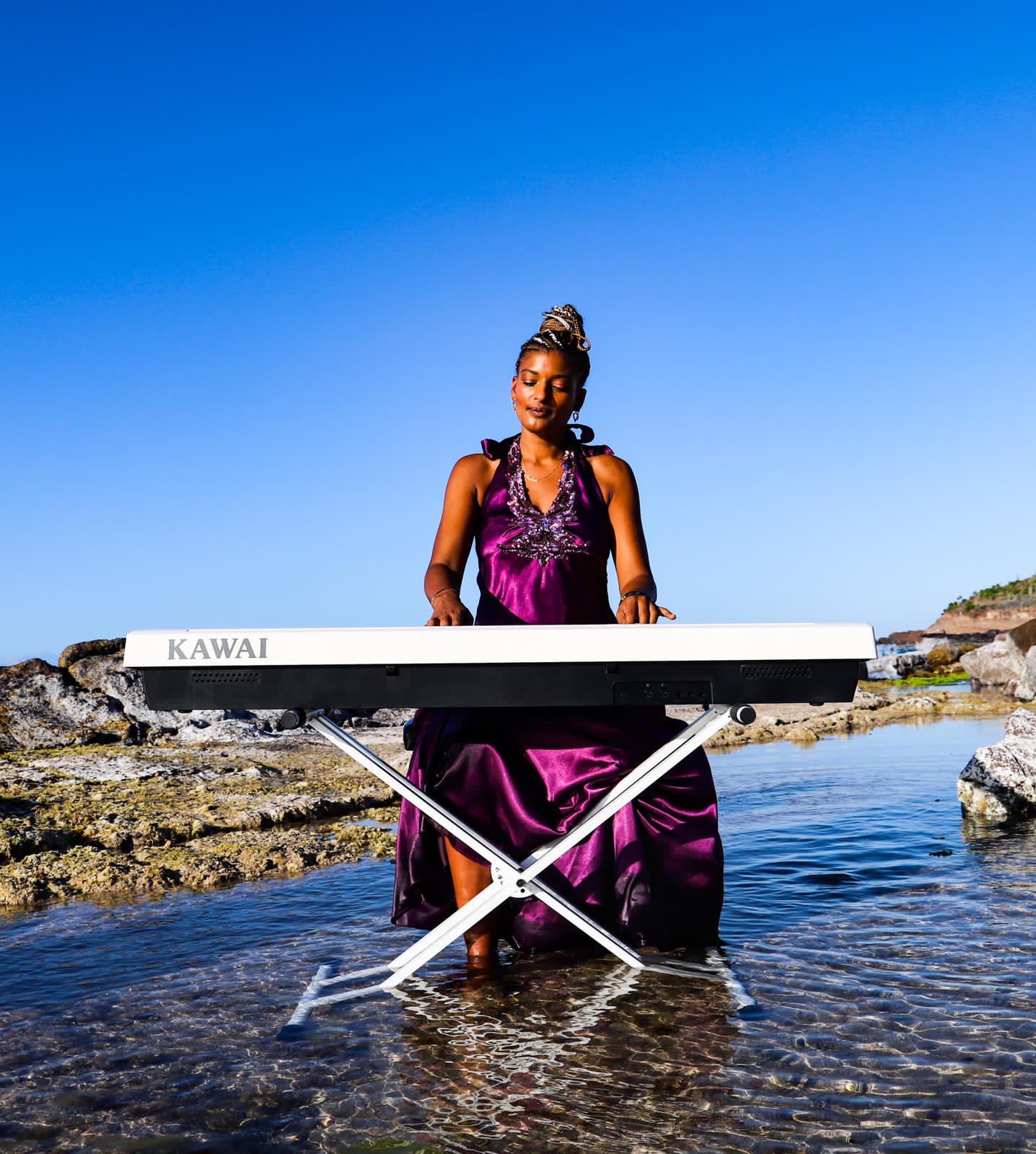 caroline-a-rivas-hidupkan-harapan-lewat-single-multibahasa-energia-y-musica