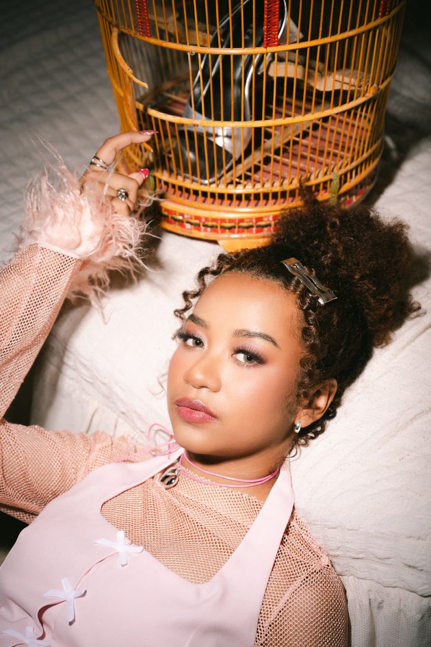 angie-carvalho-menghidupkan-kisah-cinta-tak-terbalas-lewat-single-lembut-merelakan